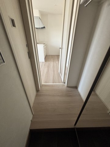 玄関　※写真は106号室です。(別タイプのお部屋です) 相違する場