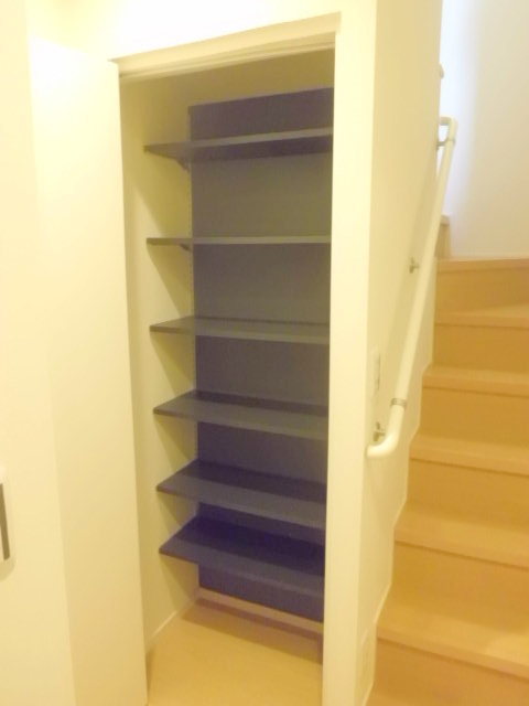 玄関　玄関にはたっぷり収納できるシューズボックス