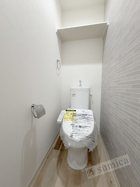 トイレ　人気アイテムの温水洗浄便座。清潔感のあるトイレです。