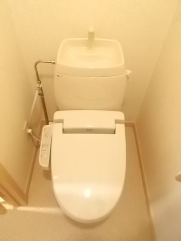 トイレ　落ち着いた色調のトイレです