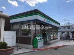 コンビニ　ファミリーマート（コンビニ）まで554m