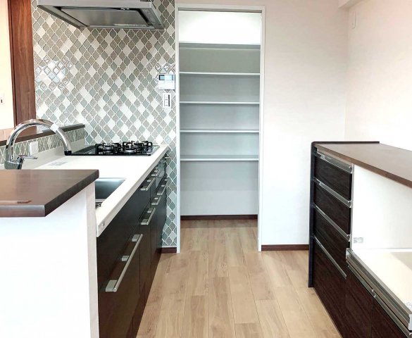 キッチン　キッチン横前後の収納