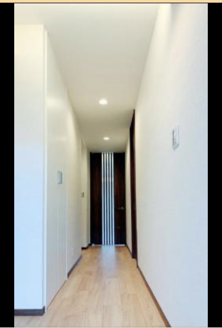 玄関　透明感ある玄関廊下