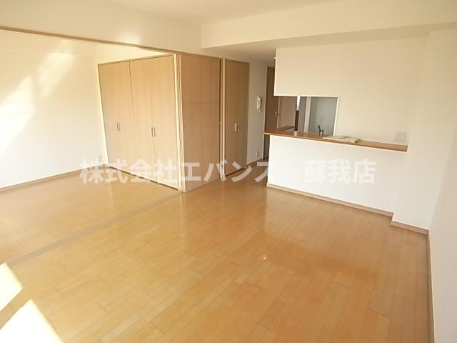 居室・リビング　こちらのリビングで趣味の時間をお楽しみください