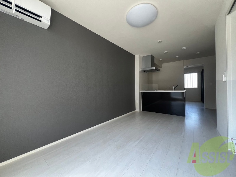 居室・リビング　リビングの壁紙がおしゃれで素敵なお部屋です