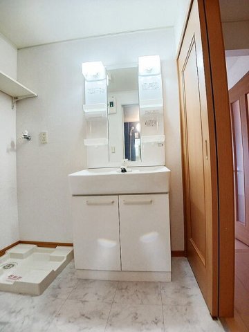 洗面設備　ゆったりとスペースのある洗面所