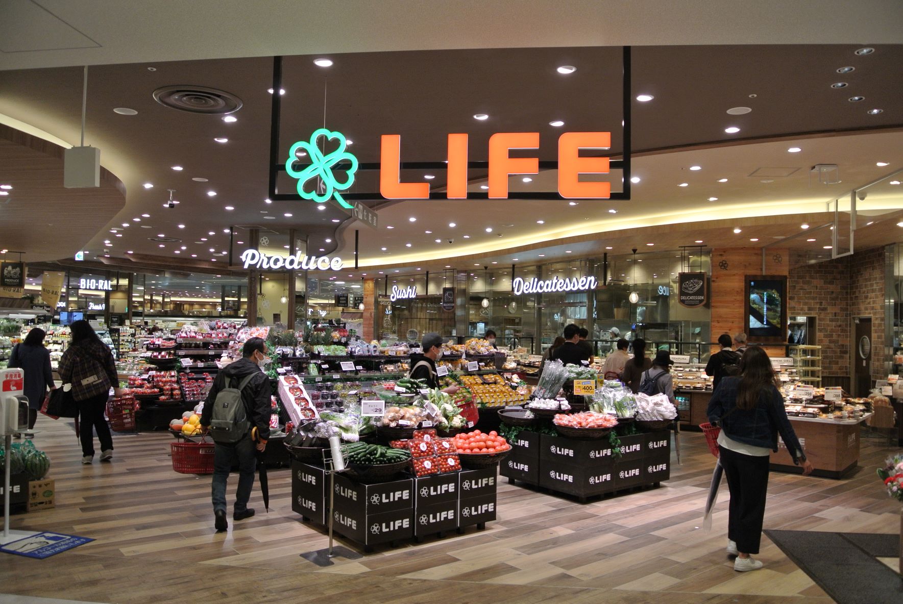 スーパー　ライフカメイドクロック店（スーパー）まで582m