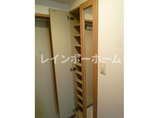 その他　玄関にも収納たっぷりです