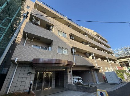 建物外観　鉄筋コンクリート造のがっちりとした建物。