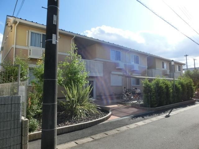 建物外観　独立した敷地に建つ築浅アパートです