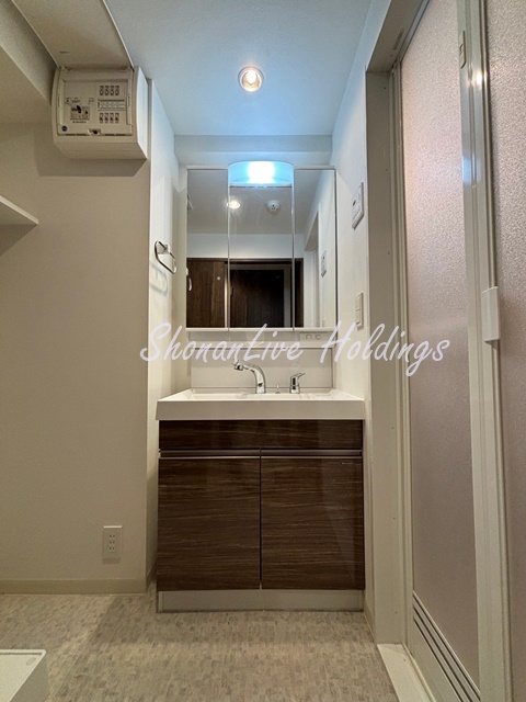 洗面設備　収納力のある3面鏡タイプの独立洗面台♪