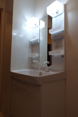 洗面設備　明るい洗面所です