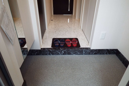 玄関　収納もある玄関です