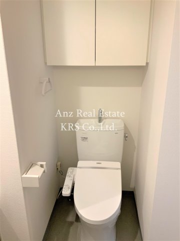 トイレ　うれしい温水洗浄便座♪上に棚があって便利です！