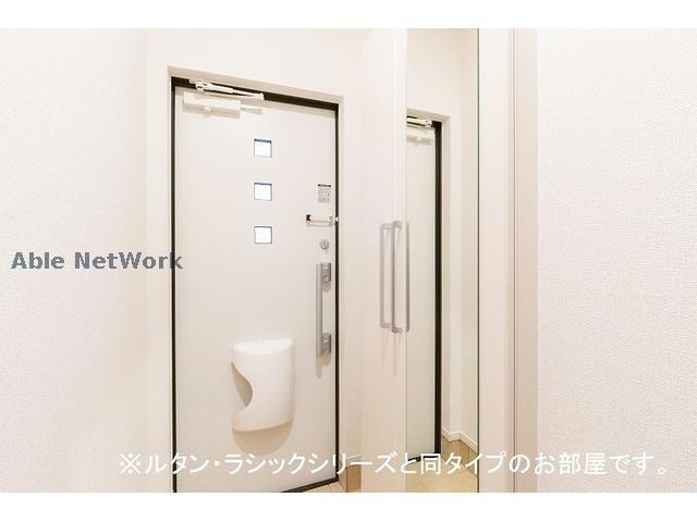 玄関　※同型タイプ参考写真