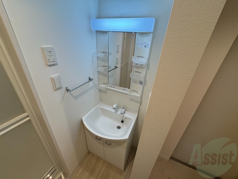 洗面設備　独立洗面台です。大きくてよいですね。シャンプーもできます。