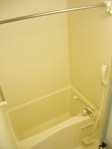 バス・シャワールーム　コンパクトで使いやすいお風呂です