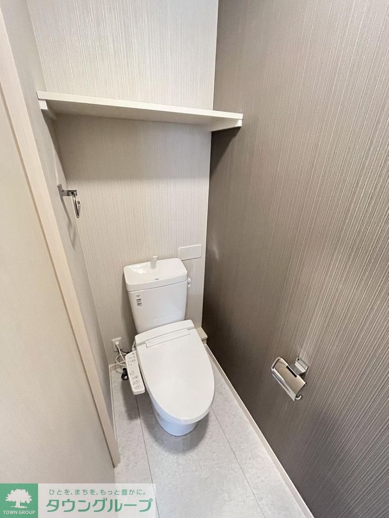 トイレ　アクセントクロスがお洒落なトイレ