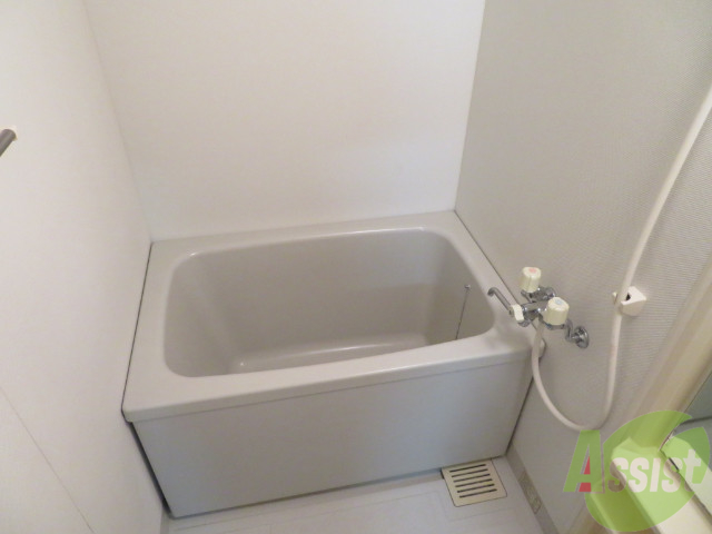 バス・シャワールーム　こちらはお風呂。一日の疲れをここで癒してください。