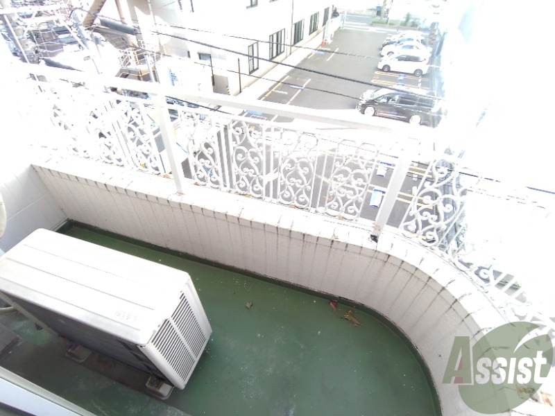 バルコニー　ベランダはよく日が当たり気持ちの良い空間です。