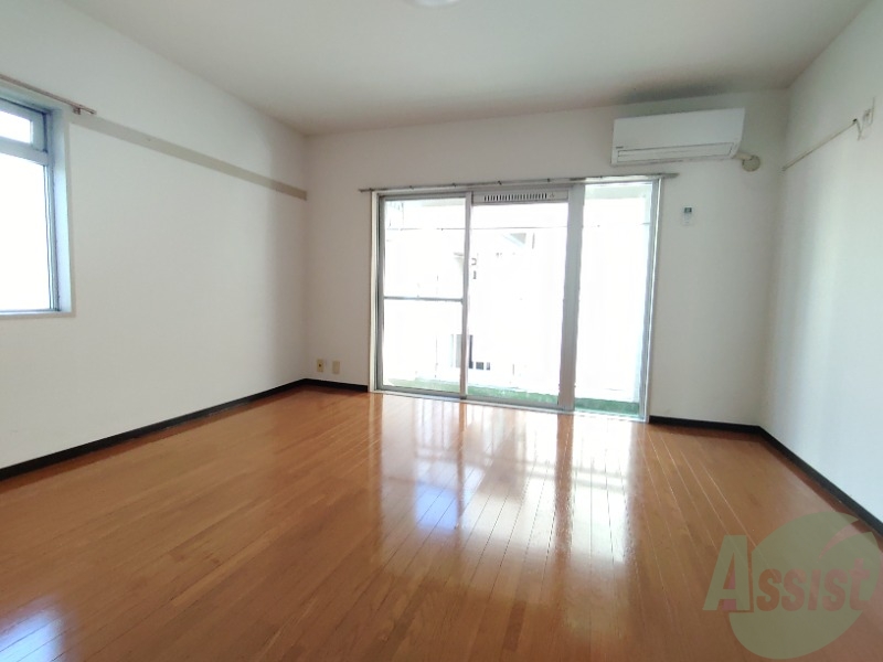 居室・リビング　広くきれいなリビングは明るい光も良く差します。