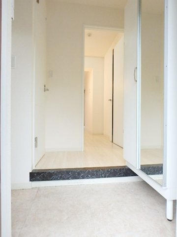 玄関　※お部屋は２階の同型タイプです