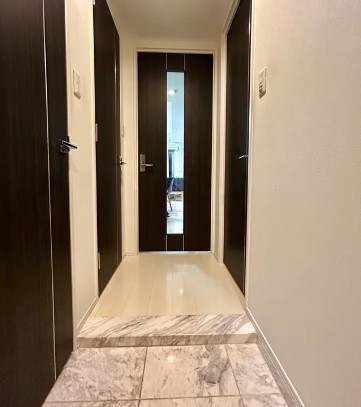 玄関　別部屋のお写真となります。