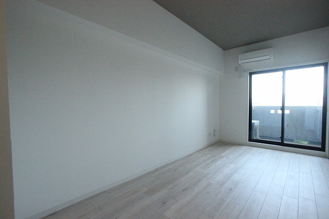 居室・リビング　同物件別号室のものです。