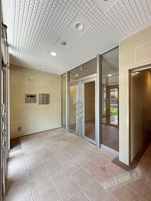 エントランス　オートロック付きで部外者シャットアウト♪