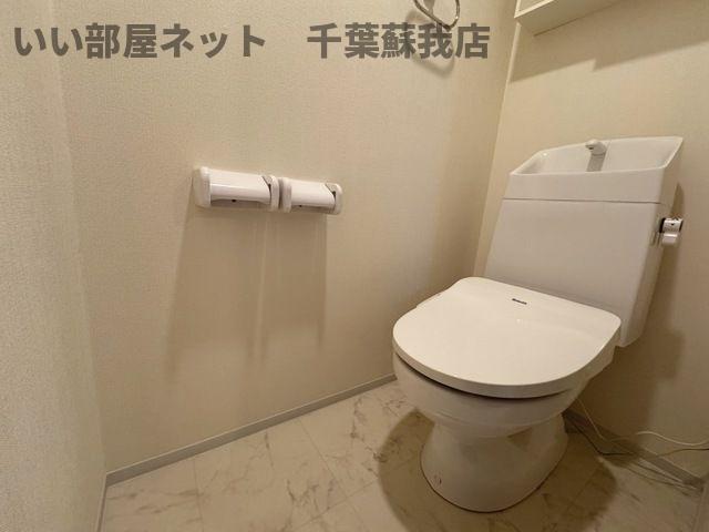 トイレ　落ち着いた色調のトイレです