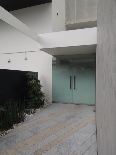 エントランス　角部屋です