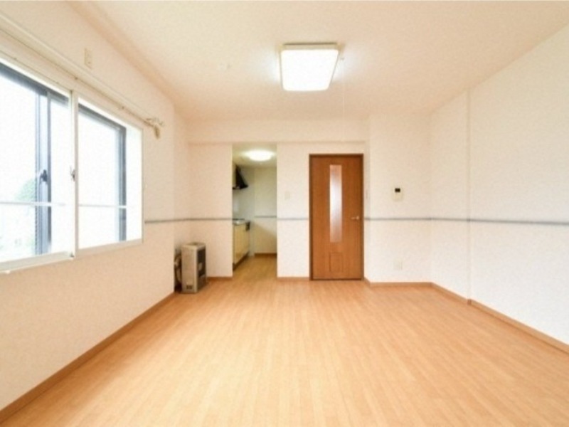 居室・リビング　退去予定につき同タイプ別号室の画像です。