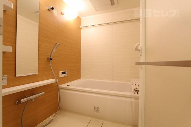 バス・シャワールーム　追い焚き・浴室乾燥機能付きです。