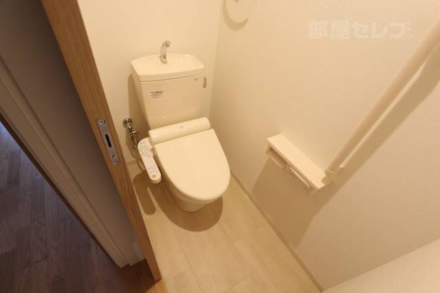 トイレ　温水洗浄便座が設備として備わります。