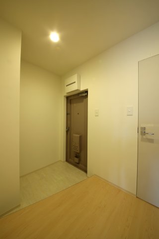 玄関　写真はイメージです。色仕様は現況優先になります。