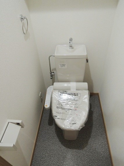 トイレ　別号室の参考写真になります。