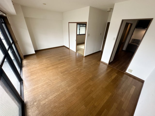 居室・リビング　独立型のキッチンのあるリビングです♪