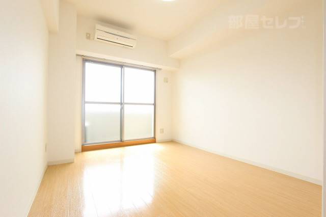 居室・リビング　白メインのきれいなお部屋です。