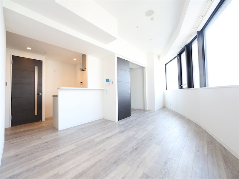 居室・リビング　ＬＤＫ15.5帖　カウンターキッチン　エアコン付　バルコニー