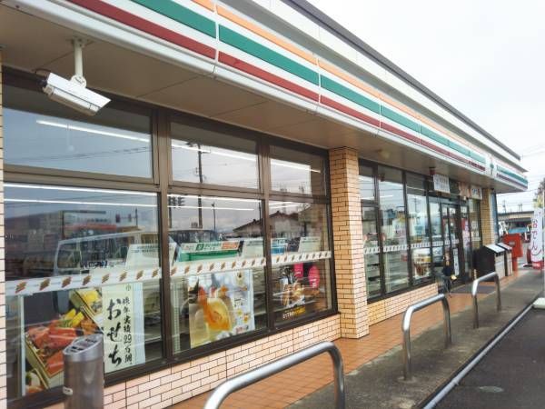 コンビニ　セブン・イレブン射水鷲塚店（コンビニ）まで260m