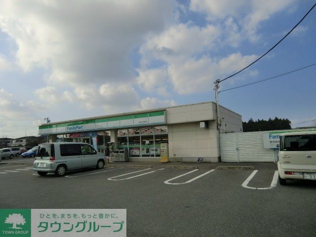 コンビニ　ファミリーマート（コンビニ）まで900m