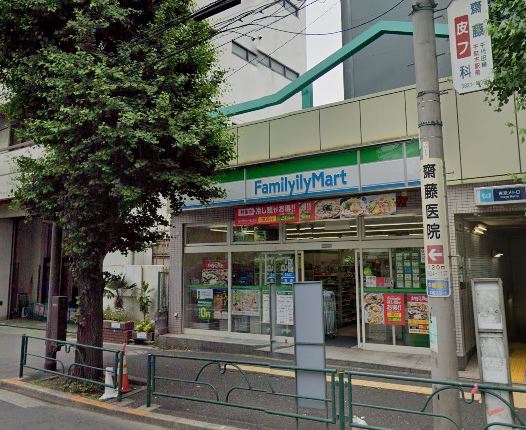 コンビニ　ファミリーマート 本駒込駅前店（コンビニ）まで14m
