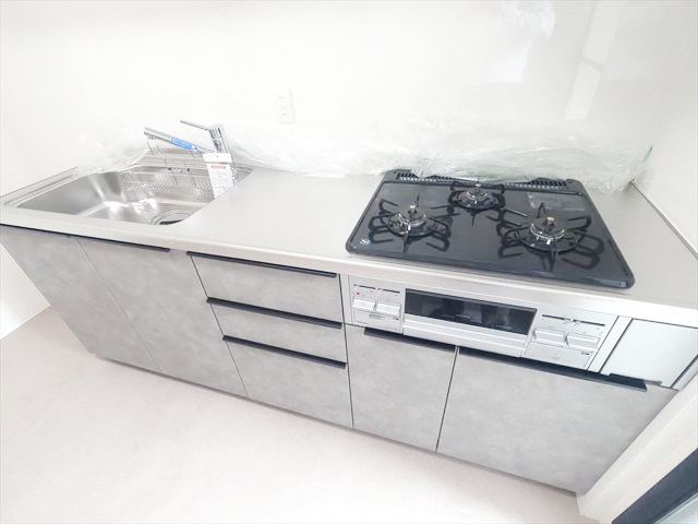 キッチン　新品に交換！3口ガスコンロ付きの広いキッチン