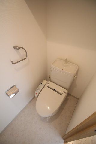 トイレ　（別タイプ参考写真）王子神谷パークサイドハイツ　北区王子5