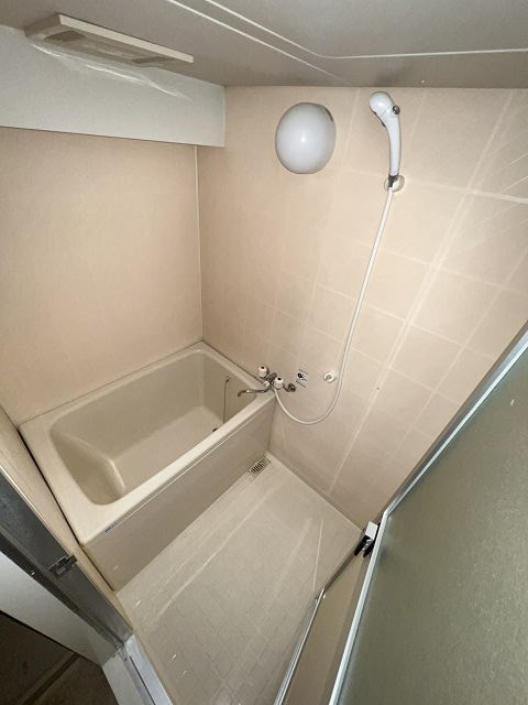 バス・シャワールーム　落ち着いた空間のお風呂です