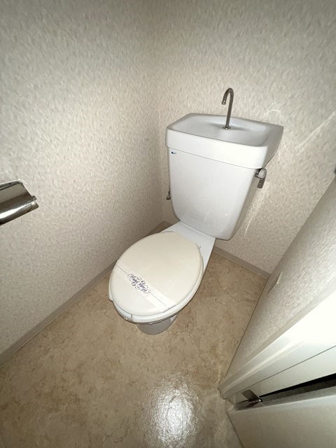 トイレ　落ち着いた色調のトイレです