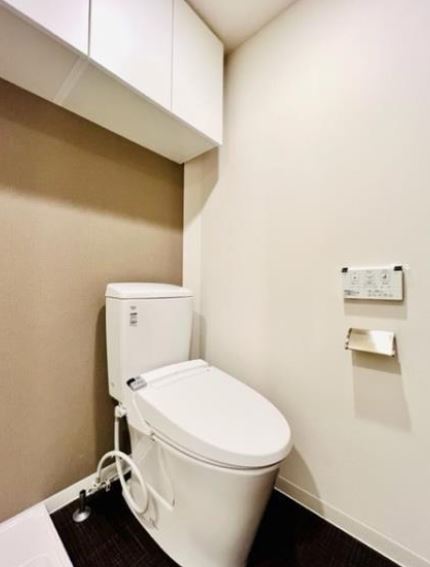 トイレ　★トイレ上部、収納スペースあり★