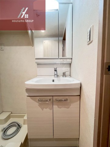 洗面設備　明るい洗面所です