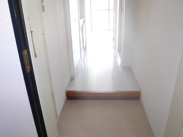 玄関　他のお部屋の参考写真となります。
