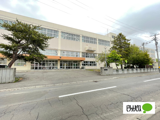 中学校　札幌市立新川中学校（中学校）まで1033m